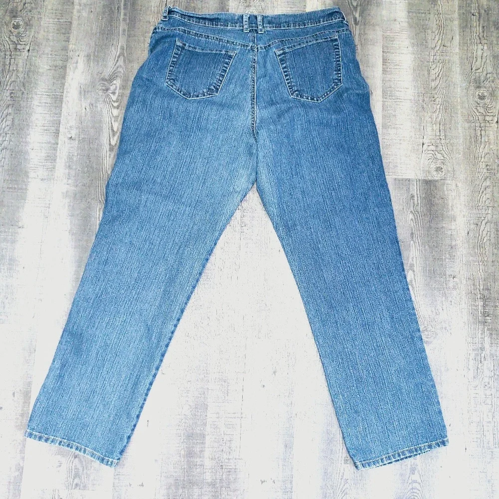 EUC GLORIA VANDERBILT MOM JEANS MADE IN EGYPT LIGHT TO MEDIUM WASH 5 POCKET 16 - Picture 2 of 10